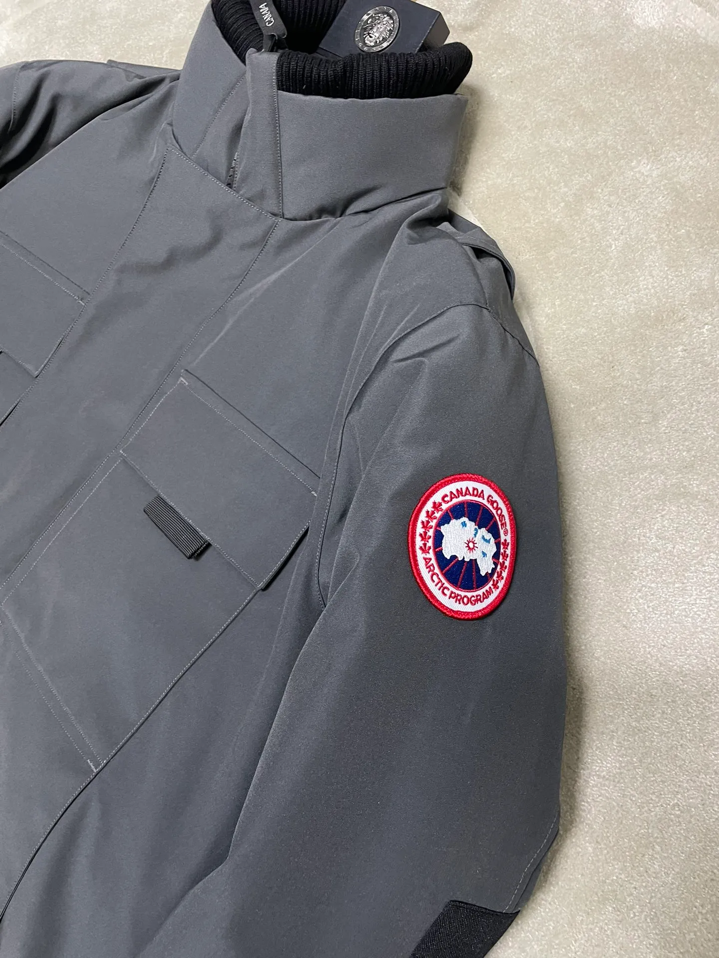 P800 forester men's new model black 24 models Canada Goose (Canada Goose) Men's model xs-xxl The highest version on the market! 🔥 Recommendation of single product for autumn and winter hard goods # Produced by OEM canada goose # The Canadian brand canada goose has always been recognized as the warmest down jacket, and its existence can often be seen in the winter street photos of various celebrities. I make Canada Goose every year, but I still can’t get rid of my love for it. No matter how cold the weather is, there’s no need to be afraid! Because this year, as always, we will provide you with ruthless goods and prepare large quantities of goods. I believe that the market has become a bit chaotic, but we are not afraid. Only good things are competitive, not comparing prices! No one is stupid enough to quote a high price and send old customers away! Look at price in the short term and quality in the long term! If you care about quality, please respect its price! If what you want is cheap, please don't expect good quality! You get what you pay for, this is the rule of the market! We really value quality. It is only worn by the one who understands you! Filling content: 90 international standard duck down! I won’t say much more, everyone sells their own goods! Regarding the down content, you can feel it with your hands. There is nothing wrong with good down. Another customer said that the clothes are very light, but the ones on the market are very heavy. For us insiders, adding some filament to the clothes will make them look bulging and heavy. But we won't do that! 🔥Pure original fidelity! 🔥Everyone who has been cooperating with us in the past few years knows that the large-scale wholesale market products are incomparable to us. You are welcome to visit the brick cabinet and then come to my home to buy! It is the legendary warmest down jacket. A goose and a single layer of clothing can withstand minus 20 degrees Celsius! Known as a must-have for Arctic outdoor sports! The most popular down jacket in the world, celebrities are rushing to buy it, it is a must-have!